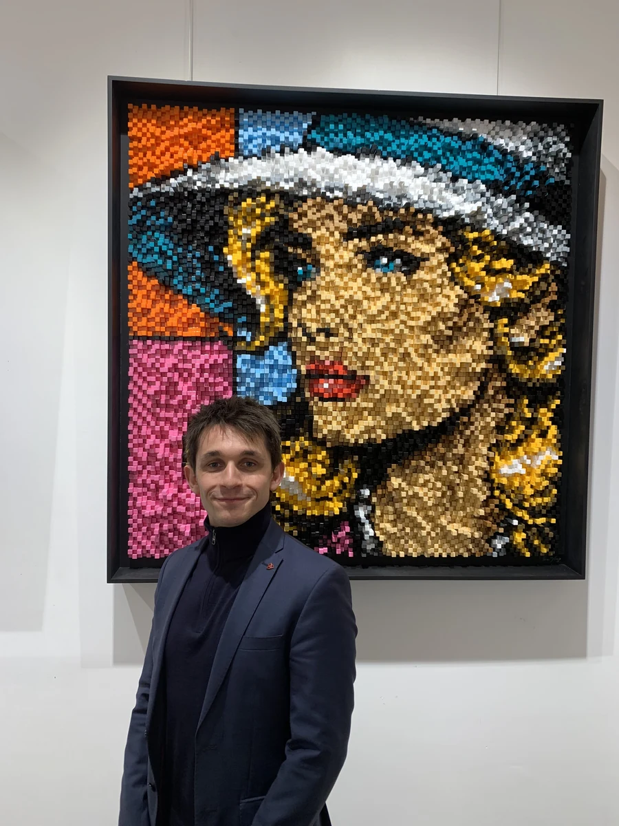 Adrien Di Fazio devant une sculpture Deep Pixel